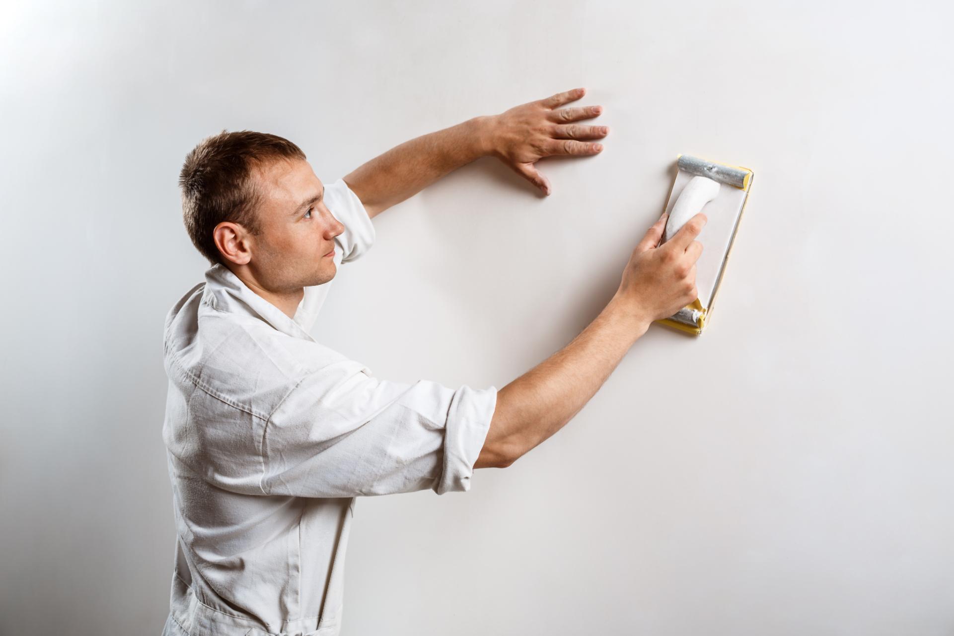Vakman werkt aan strakke binnenbepleistering voor een perfect afgewerkt interieur