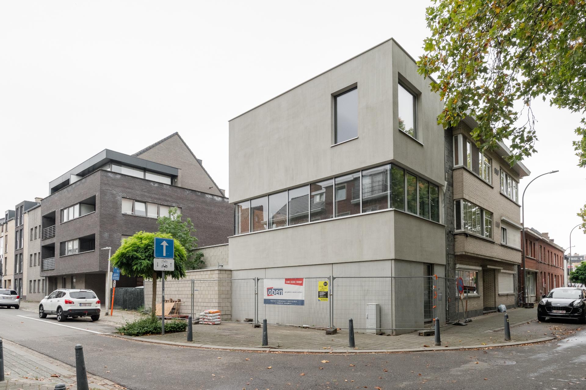 Moderne woning afgewerkt met grijze gevelbepleistering	