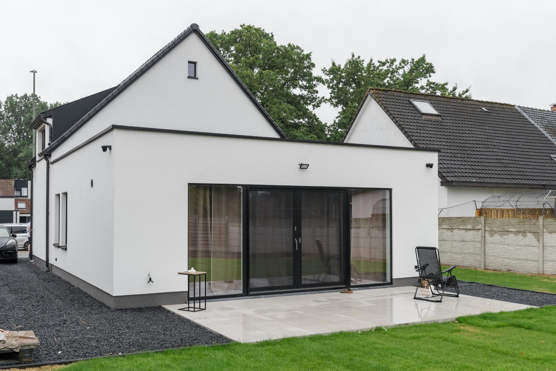 Gerenoveerde woning met witte gevelbepleistering