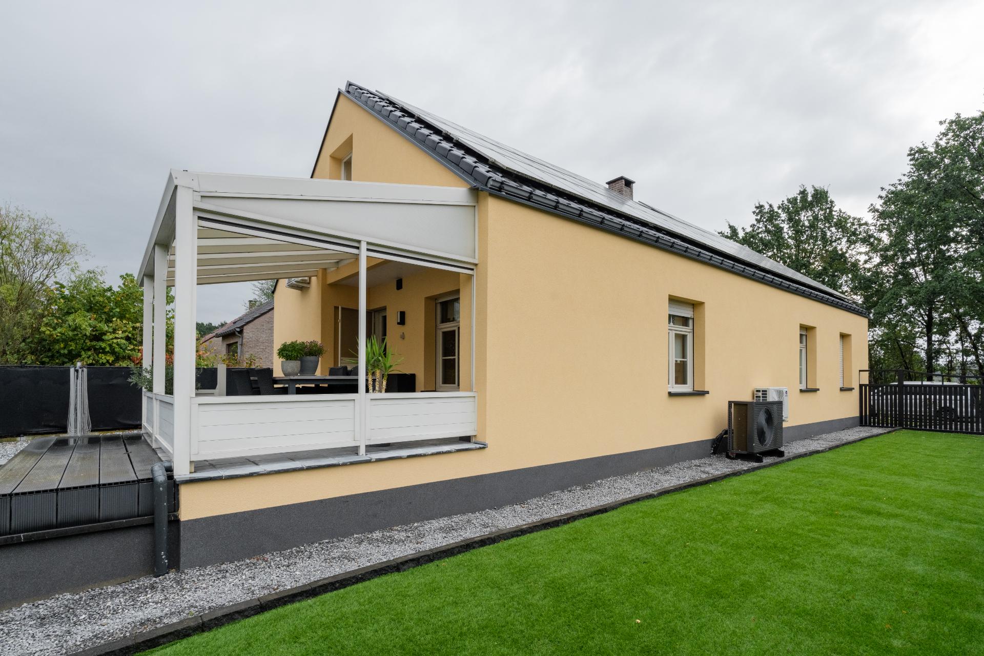 Gerenoveerde woning met gele gevelbepleistering