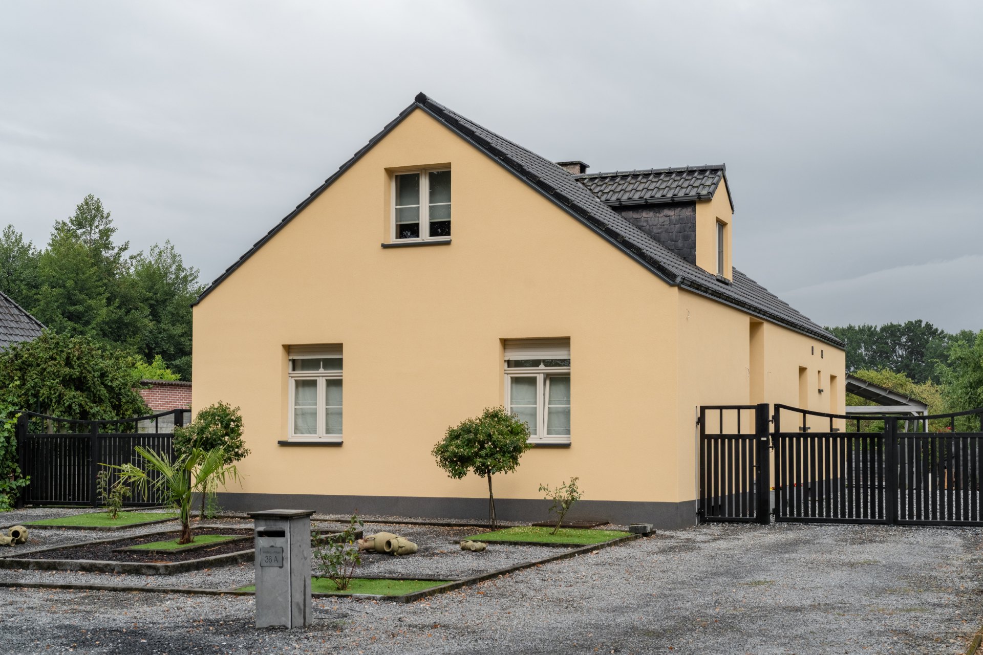 Woning met gele gevel in Genk