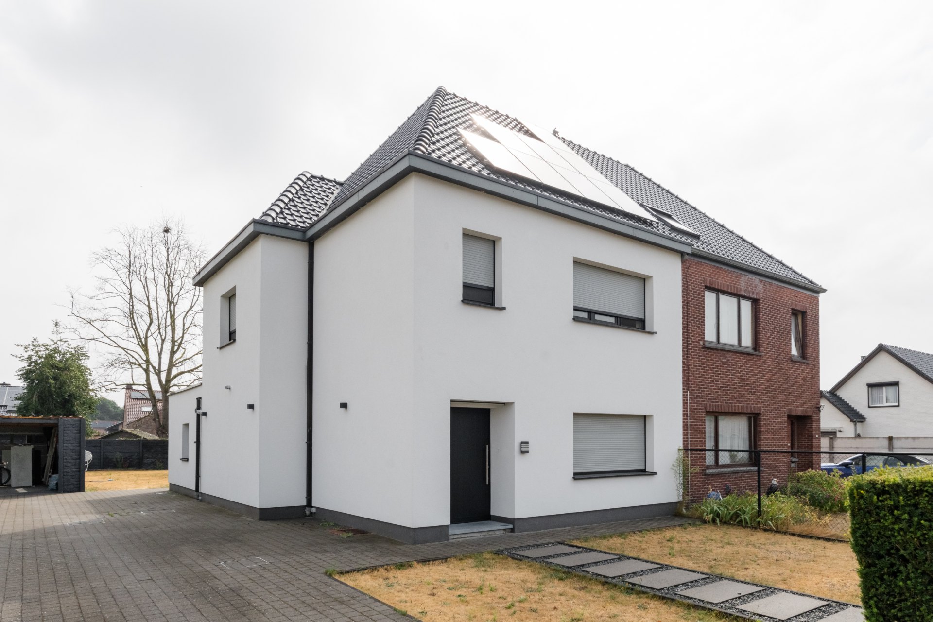 Witte woning met zadeldak in Houthalen