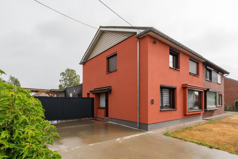 Woning met oranjerode gevel in Houthalen
