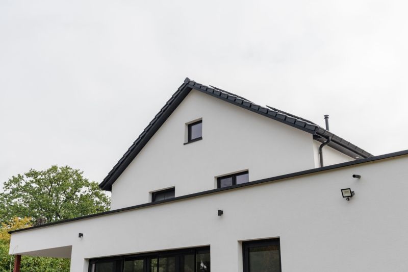 Witte gevelafwerking en dakrand van de woning in Houthalen