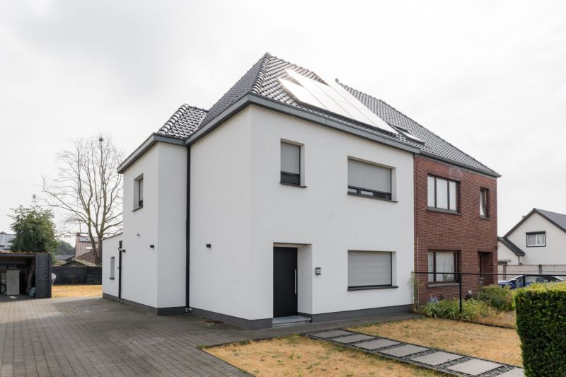 Witte woning in Houthalen met buitengevelisolatie en zelfreinigende siliconenpleister