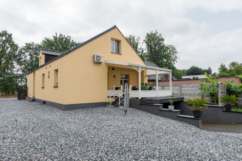 Tuinzijde met terras van de gerenoveerde woning in Genk