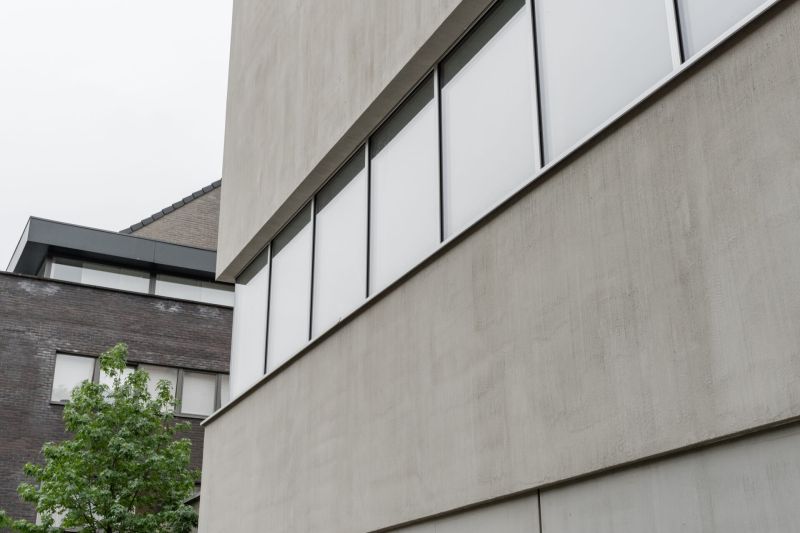 Close-up van de architecturale StoSignature Linear-gevelafwerking in Hasselt