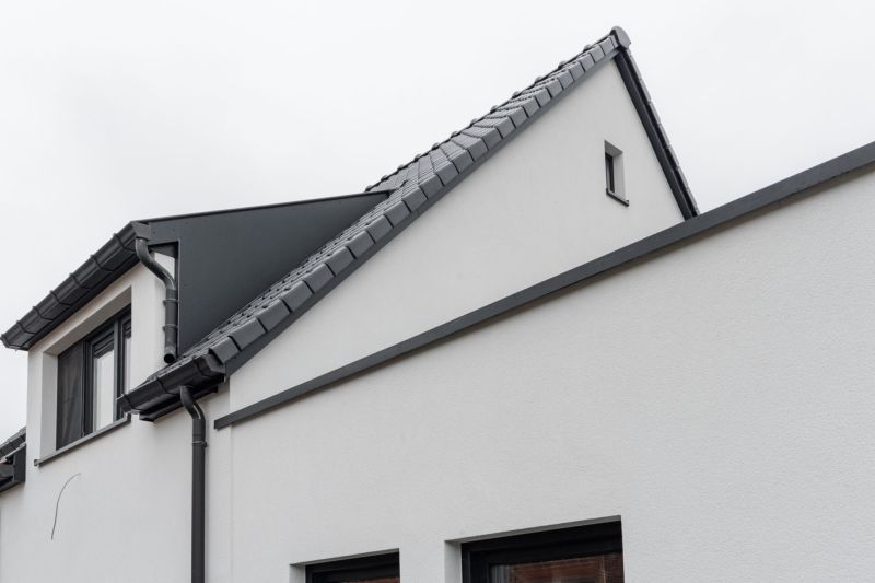 Gevelafwerking van de achtergevel boven de aanbouw in Zonhoven