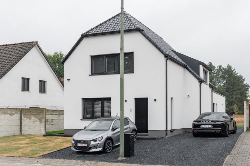 Vooraanzicht van de geïsoleerde witte woning in Zonhoven