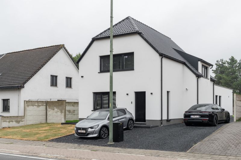 Straatzijde van de woning in Zonhoven na buitengevelisolatie