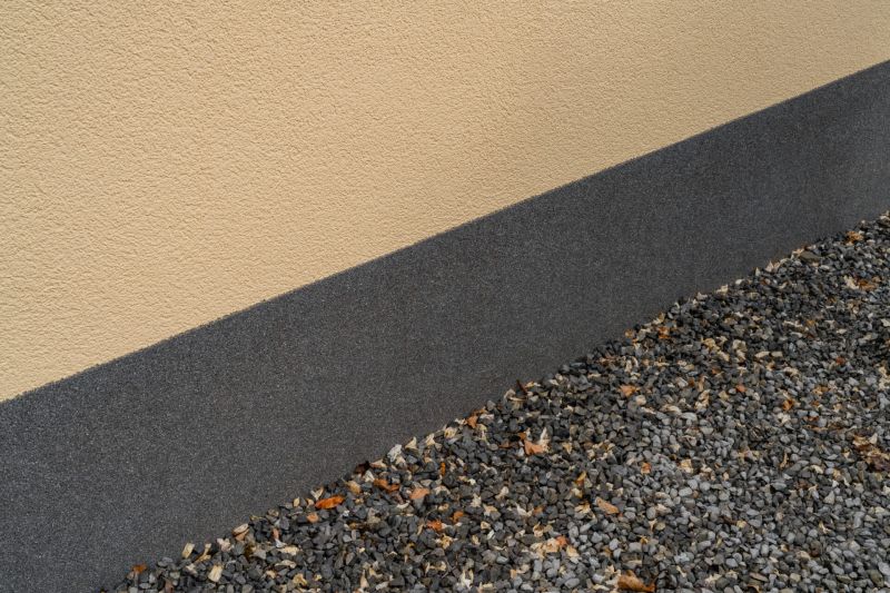 Antracietkleurige granietpleister aan de plint van de woning in Genk