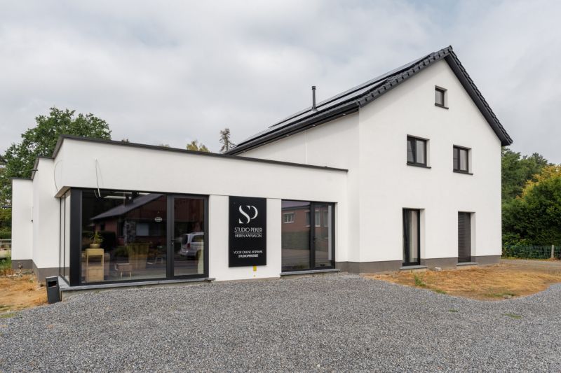 Kapsalon en woning met witte siliconenpleister in Houthalen