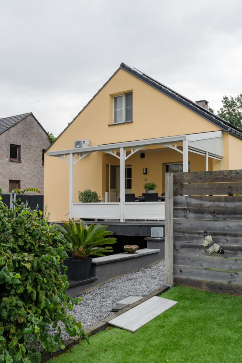 Achtergevel van de woning in Genk na buitengevelisolatie