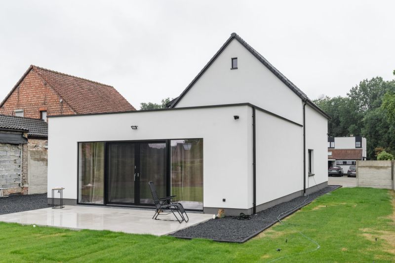 Achtergevel en aanbouw met witte siliconenpleister in Zonhoven