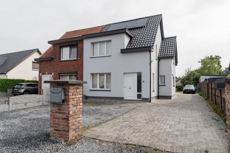 Woning in Houthalen met witte crepi-afwerking na buitengevelisolatie